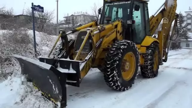 Çubuk'ta kar yağışı etkili oluyor