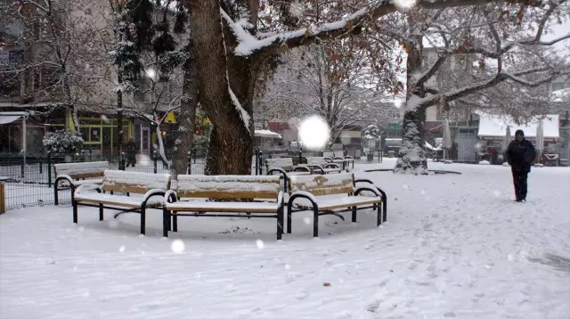 Çubuk'ta kar yağışı etkili oluyor