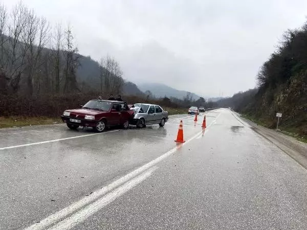 Düzce'de iki otomobil çarpıştı: 7 yaralı