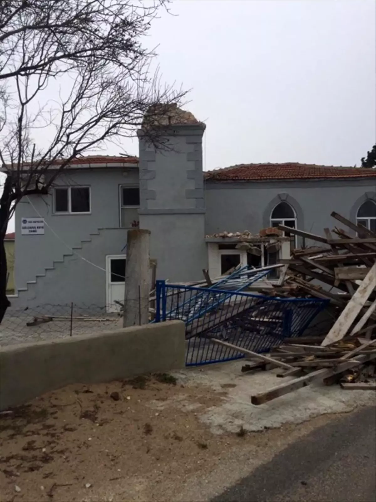 Edirne'de şiddetli rüzgar nedeniyle caminin minaresi yıkıldı