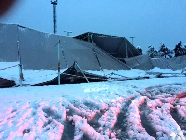 Eğirdir'de pazar yerinin çatısı kardan çöktü Eğirdir'de pazar yerinin çatısı kardan çöktü