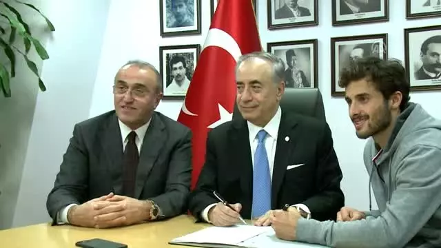 Galatasaray'da Marcelo Saracchi için imza töreni düzenlendi Galatasaray'da Marcelo Saracchi için imza töreni düzenlendi