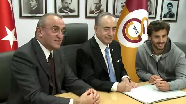 Galatasaray'da Marcelo Saracchi için imza töreni düzenlendi Galatasaray'da Marcelo Saracchi için imza töreni düzenlendi