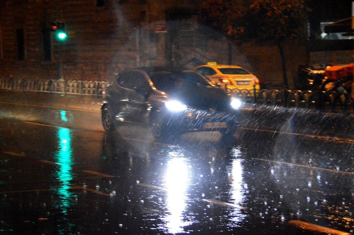 Gece saatlerinde başlayan yağmur İstanbul'da etkili oldu
