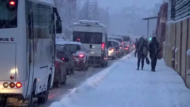 İnsansız iş makinesi ile kar küreme yapıldı İnsansız iş makinesi ile kar küreme yapıldı