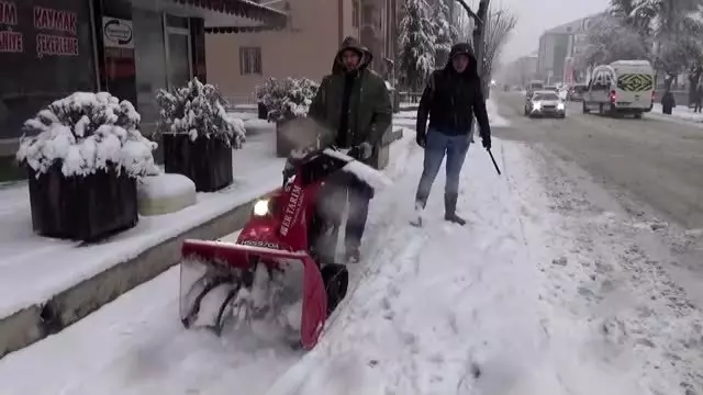 İnsansız iş makinesi ile kar küreme yapıldı İnsansız iş makinesi ile kar küreme yapıldı