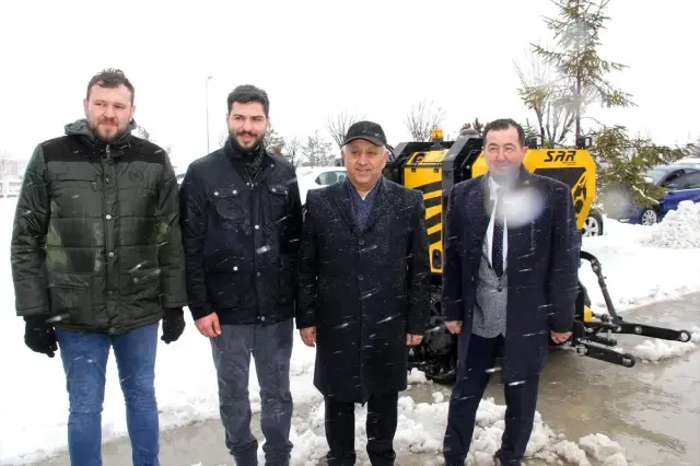 İnsansız iş makinesi ile kar küreme yapıldı İnsansız iş makinesi ile kar küreme yapıldı