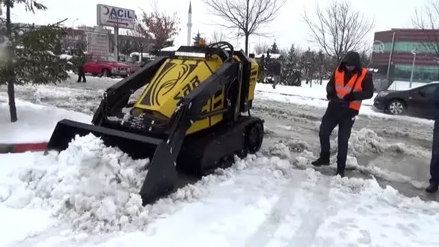 İnsansız iş makinesi ile kar küreme yapıldı İnsansız iş makinesi ile kar küreme yapıldı