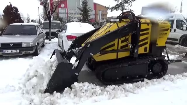 İnsansız iş makinesi ile kar küreme yapıldı İnsansız iş makinesi ile kar küreme yapıldı