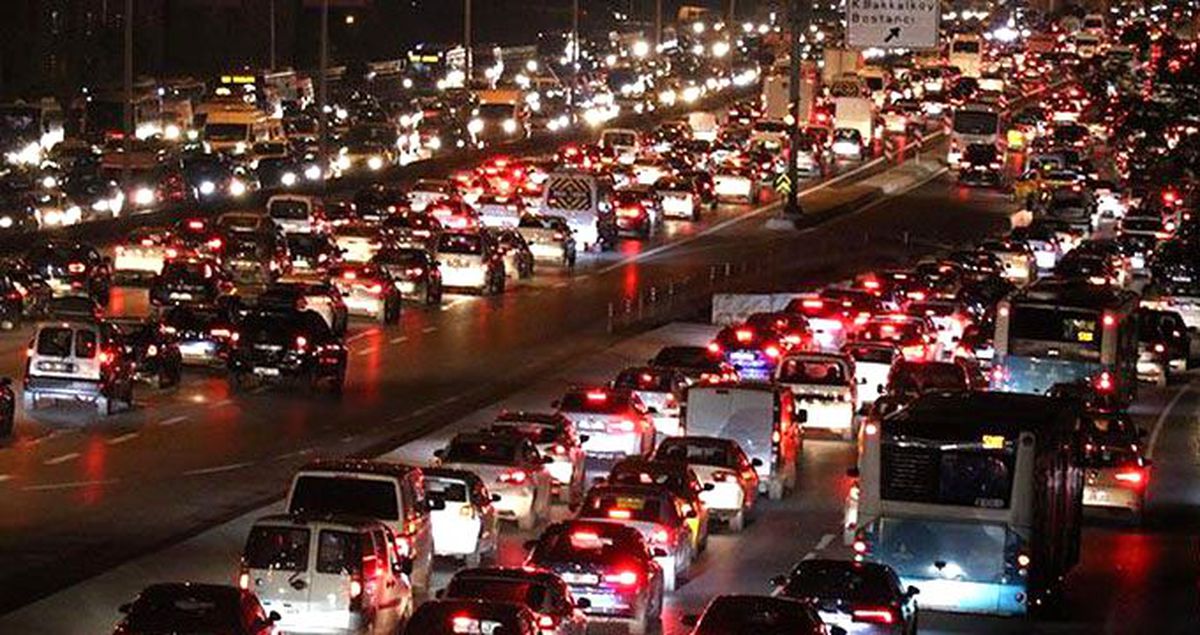 İstanbul'da sağanak etkili oldu! Sabah trafiğinde yoğunluk yaşandı