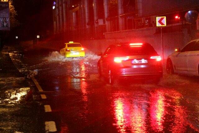 İstanbul'da sağanak etkili oldu! Sabah trafiğinde yoğunluk yaşandı
