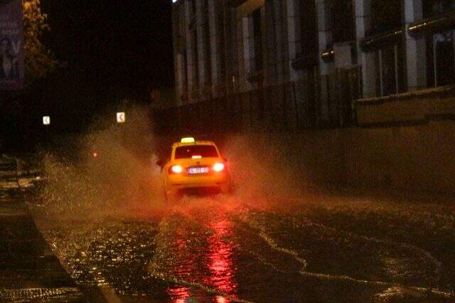 İstanbul'da sağanak etkili oldu! Sabah trafiğinde yoğunluk yaşandı