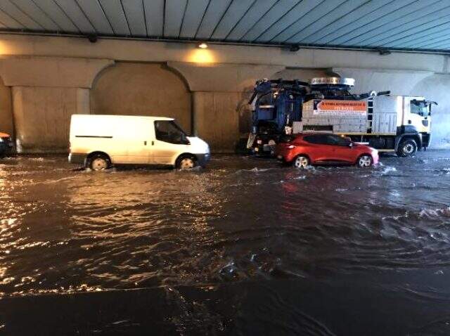 İstanbul'da Topkapı alt geçidini su bastı