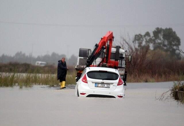 Kadın öğretmen aracıyla suda mahsur kalınca büyük panik yaşadı