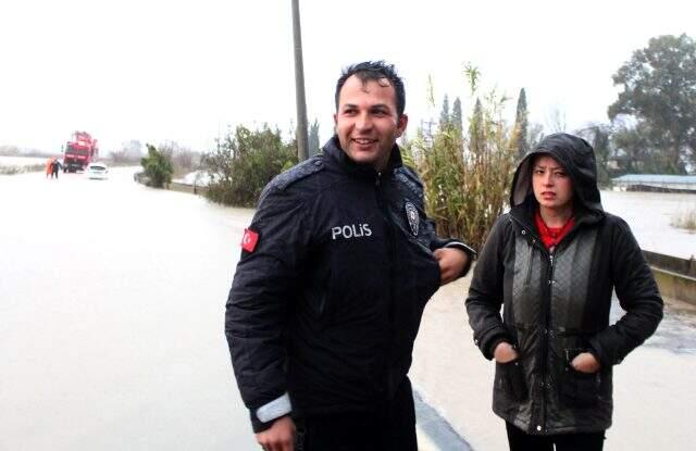 Kadın öğretmen aracıyla suda mahsur kalınca büyük panik yaşadı