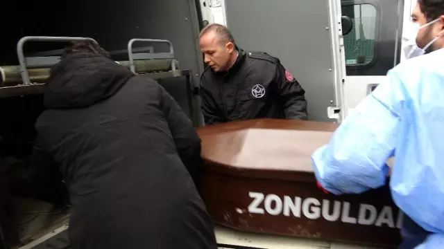 Kazada ölen üniversiteli Ayşe'nin bavulları, tabutunun yanına konuldu