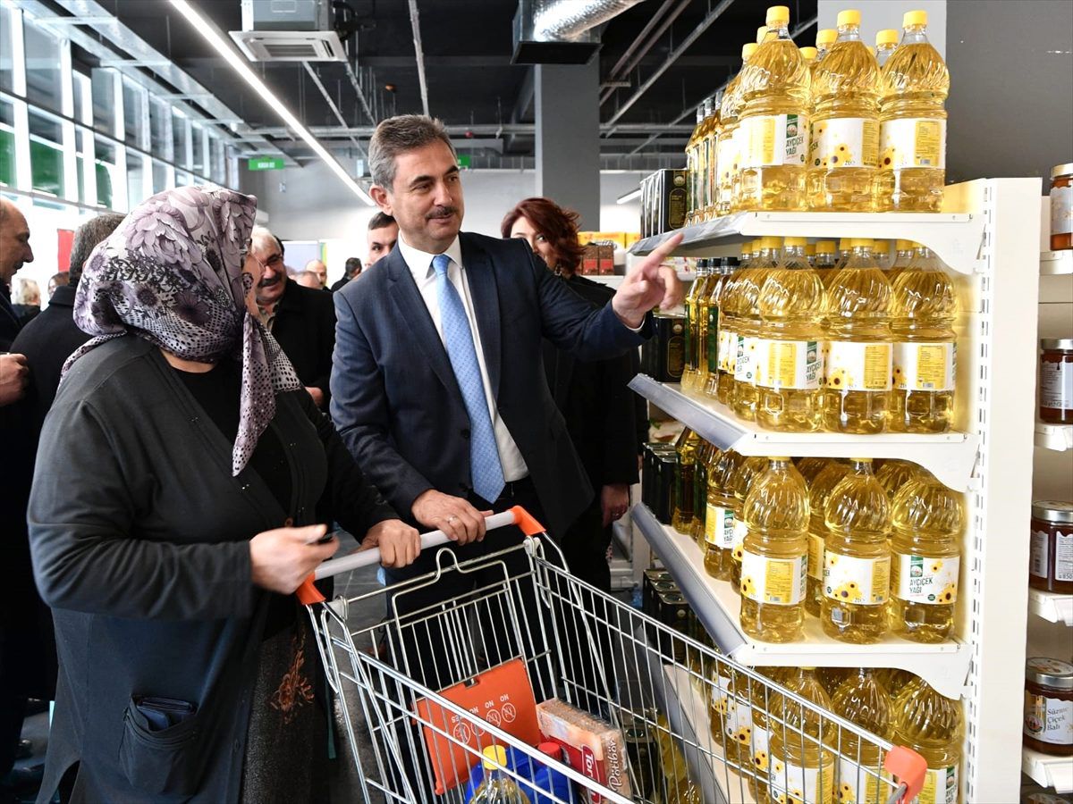 Mamak'ta ihtiyaç sahipleri için 'gönül çarşısı' kuruldu