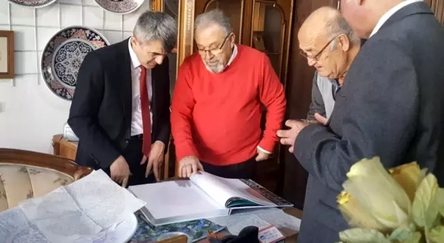 Rektör Uysal'dan çini sanatçılarına ziyaret Rektör Uysal'dan çini sanatçılarına ziyaret