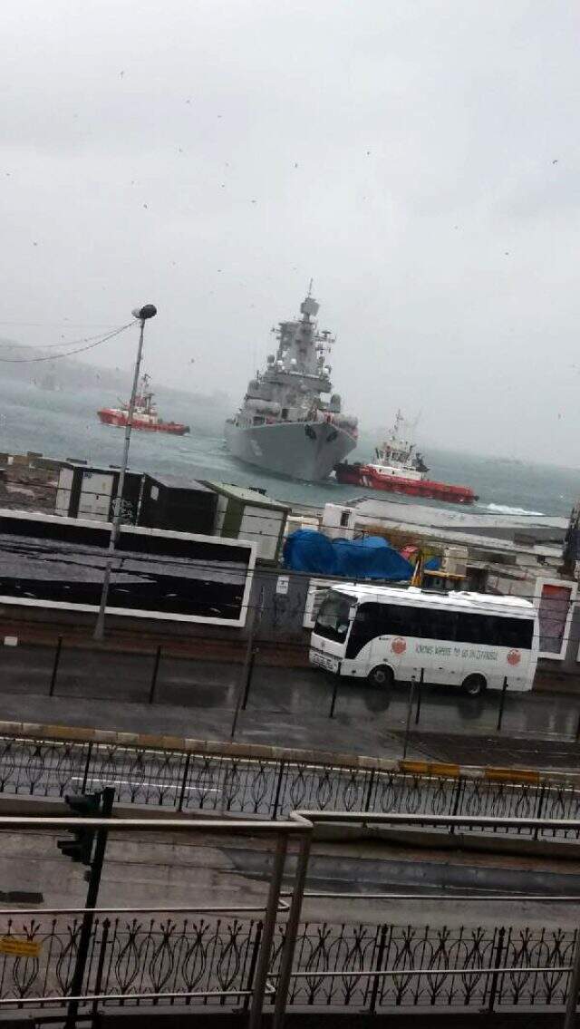 Rus savaş gemisi, İstanbul Boğazı'nda kıyıya sürüklendi