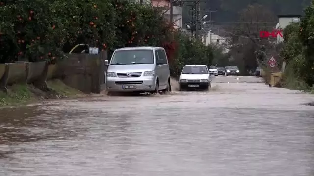 Serik'te şiddetli yağış; dereler taştı Serik'te şiddetli yağış; dereler taştı