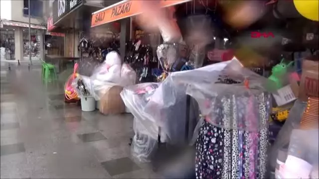 Silivri'de sağanak ve fırtına etkili oluyor