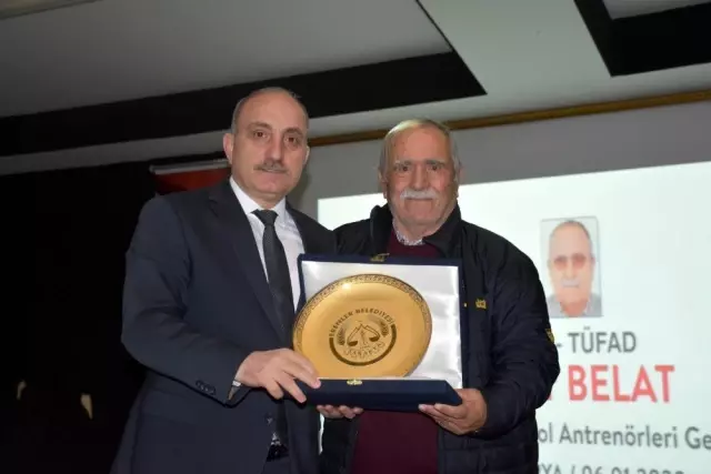 TÜFAD'ın 'Sürekli Futbol Antrenörleri Gelişim' seminerine Erenler'de yapıldı TÜFAD'ın 'Sürekli Futbol Antrenörleri Gelişim' seminerine Erenler'de yapıldı