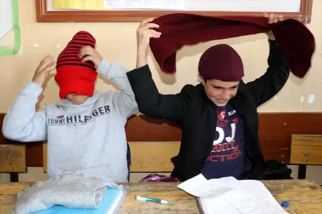 Ufacık eller Diyarbakırlı öğrencilerin ördükleri atkı ve berelerle üşümeyecek