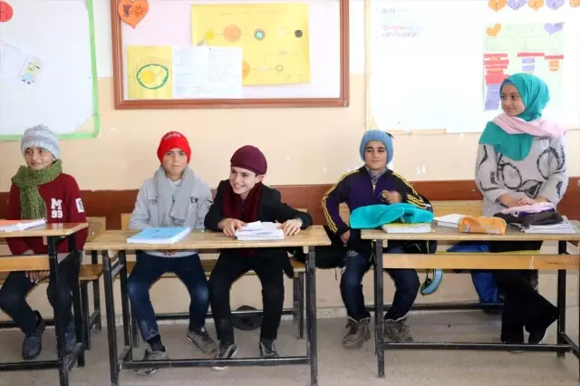 Ufacık eller Diyarbakırlı öğrencilerin ördükleri atkı ve berelerle üşümeyecek