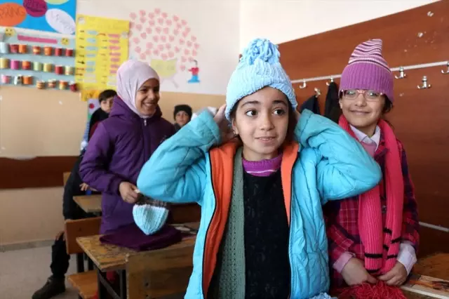 Ufacık eller Diyarbakırlı öğrencilerin ördükleri atkı ve berelerle üşümeyecek