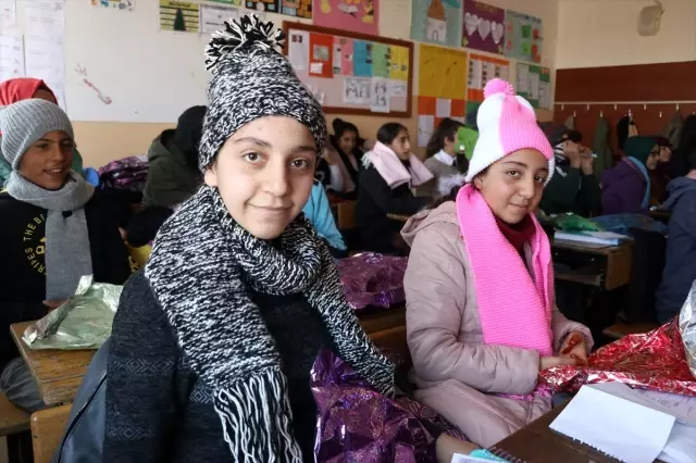 Ufacık eller Diyarbakırlı öğrencilerin ördükleri atkı ve berelerle üşümeyecek