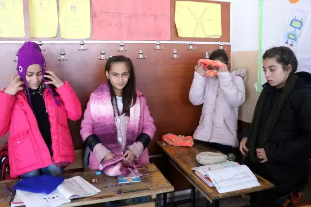 Ufacık eller Diyarbakırlı öğrencilerin ördükleri atkı ve berelerle üşümeyecek