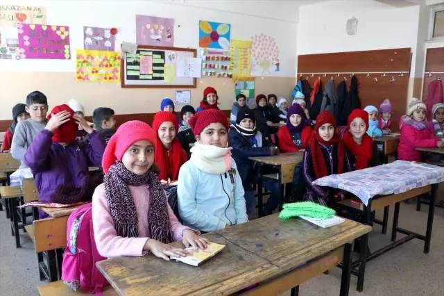 Ufacık eller Diyarbakırlı öğrencilerin ördükleri atkı ve berelerle üşümeyecek