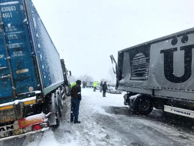 Yogun Kar Yagisi Ve Tir Kazalari Bursa Ankara Yolunu Kapatti Ankara