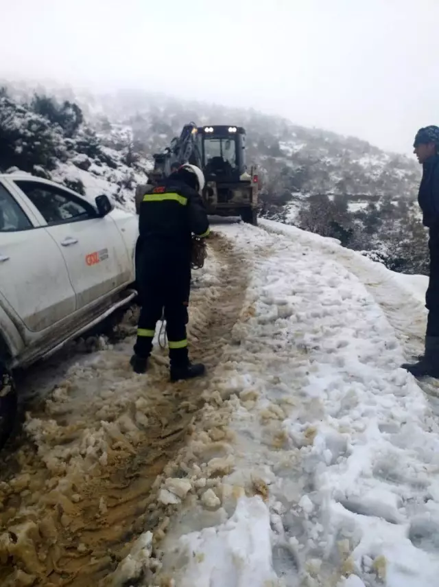 Yunusemre'den 2 mahallede kar temizleme çalışması Yunusemre'den 2 mahallede kar temizleme çalışması