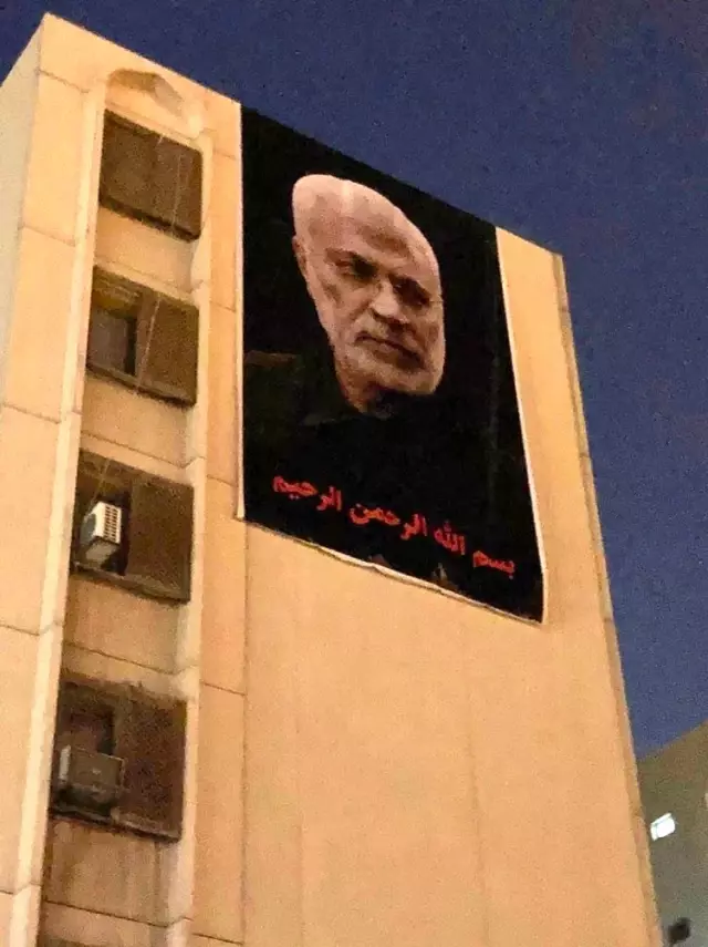 ABD Bağdat Büyükelçiliği karşısına Süleymani'nin posteri asıldı