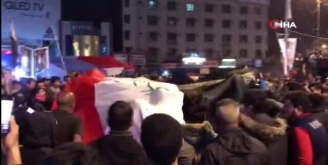 ABD Bağdat Büyükelçiliği karşısına Süleymani'nin posteri asıldı