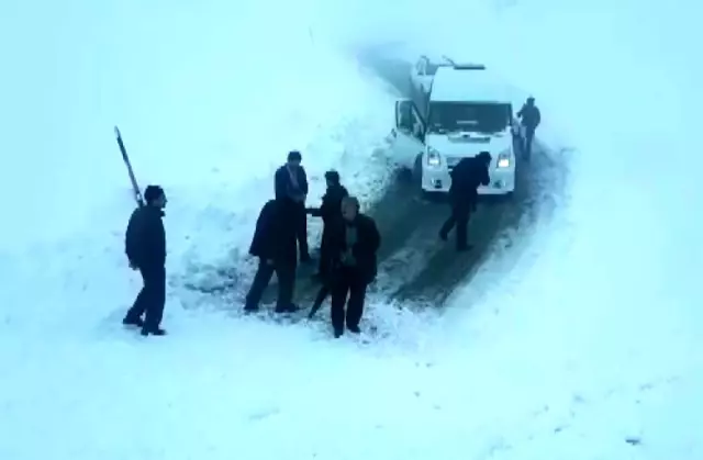 Adıyaman'da çığ düştü, araçlar mahsur kaldı