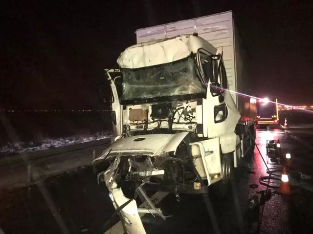 Anadolu Otoyolu'nda iki kamyon çarpıştı: 1 ölü Anadolu Otoyolu'nda iki kamyon çarpıştı: 1 ölü