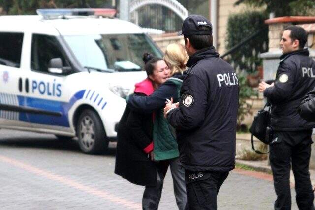Balkondan düşen genç kızı battaniye ve çarşaf gererek yakalamaya çalıştılar