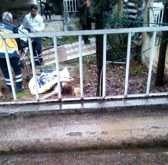 Balkondan düşen genç kızı battaniye ve çarşaf gererek yakalamaya çalıştılar