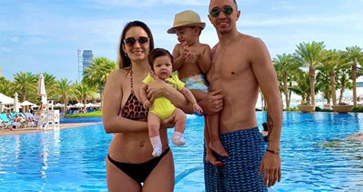 Bikinili poz paylaşan Muslera'nın eşinin kusursuz fiziği dikkat çekti!