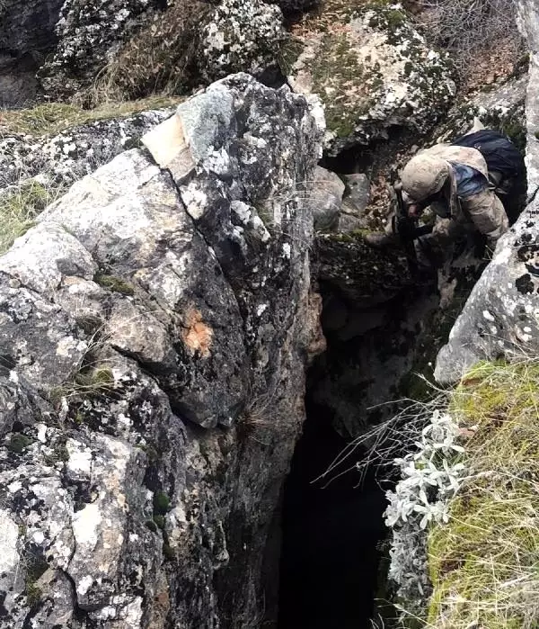 Bitlis'te PKK'nın toprağa gömülü malzemeleri ele geçirildi
