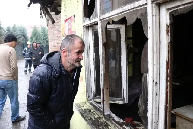 Büyükşehir ekipleri, evi yanan vatandaşın yardımına koştu Büyükşehir ekipleri, evi yanan vatandaşın yardımına koştu