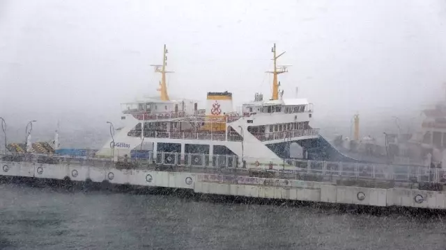 Çanakkale'de feribot seferleri durdu, 6 ilçede okullar tatil edildi