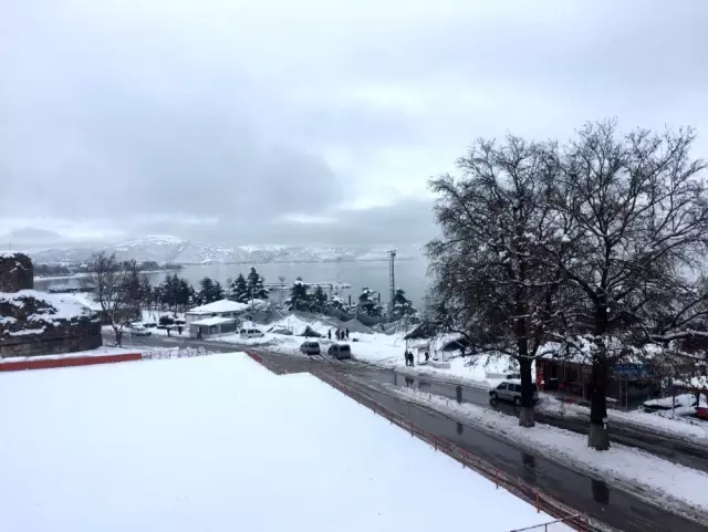 Eğirdir'de kar yağışı etkili oldu Eğirdir'de kar yağışı etkili oldu