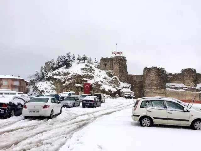Eğirdir'de kar yağışı etkili oldu Eğirdir'de kar yağışı etkili oldu