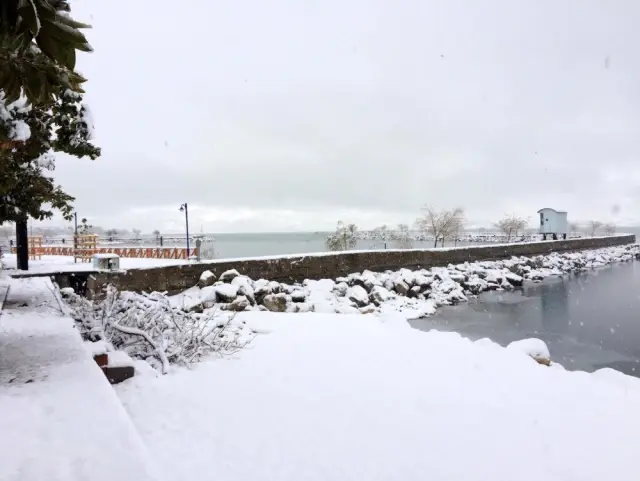 Eğirdir'de kar yağışı etkili oldu Eğirdir'de kar yağışı etkili oldu