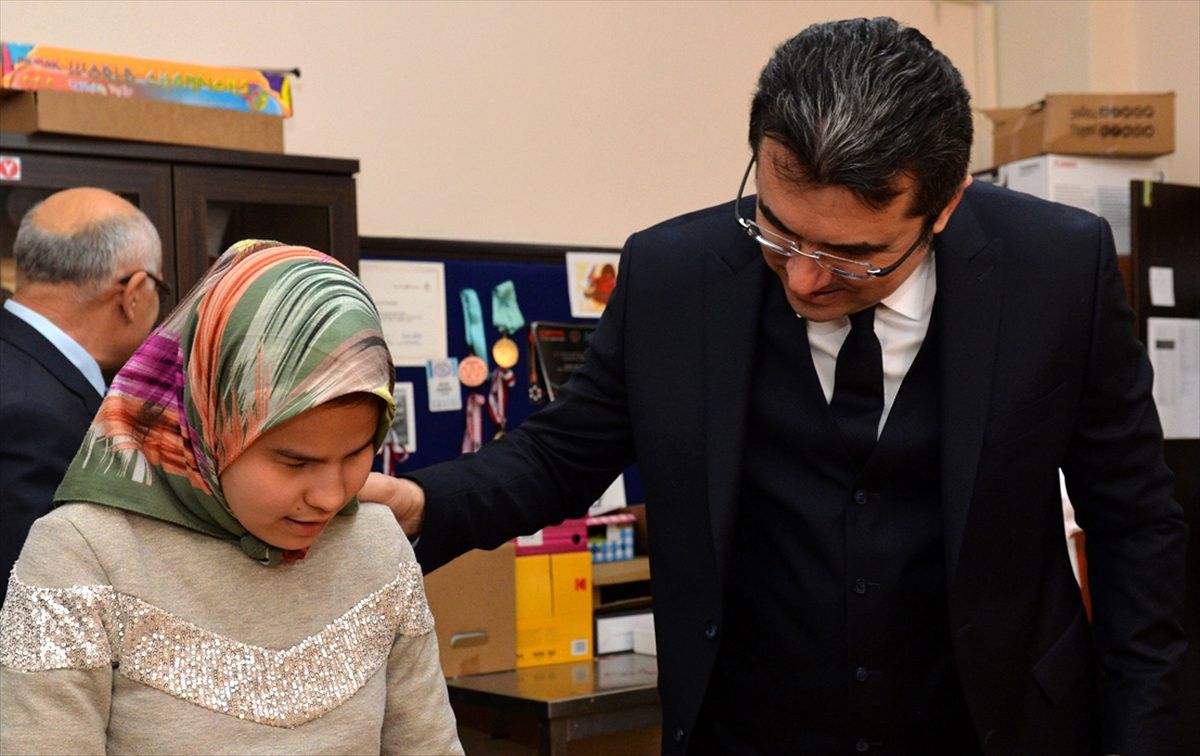 Erzurum Valisi Okay Memiş, görme engelli öğrenciyle şarkı söyledi