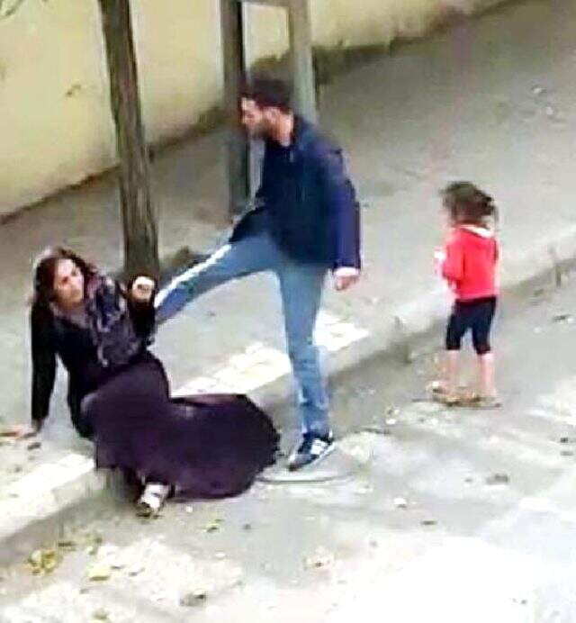 Eşini sokak ortasında döven adam tahliye edildi