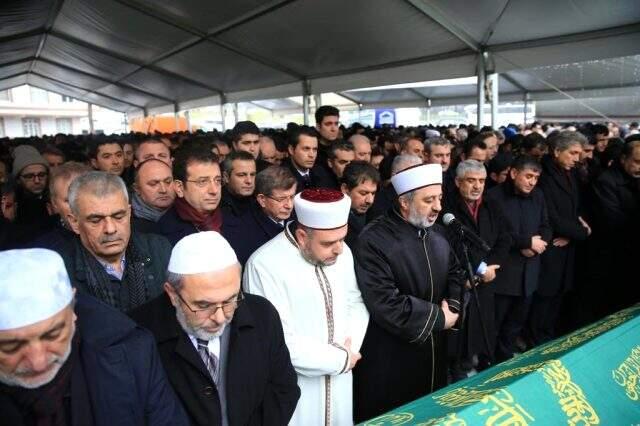İmamoğlu, Tevfik Göksu'ya sarılarak başsağlığı diledi